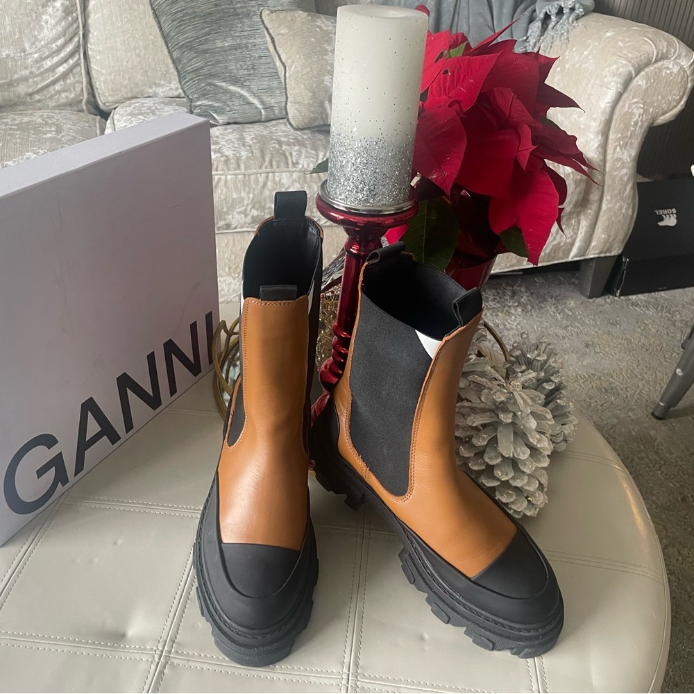 GANNI Mid Chelsea Boot
Limited Edition Color: dark camel & black
Brand New